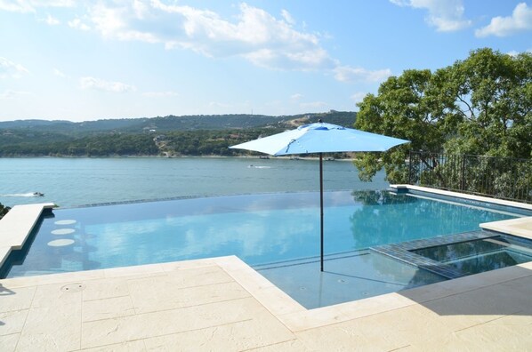 VIEWS!! Gorgeous Lake Travis Waterfront, 1 level, pool, Jacuzzi, firepit, dock!