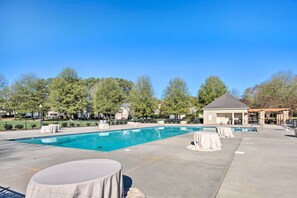 Community Pool (Depth 1.5'-6', Summer Months Only)