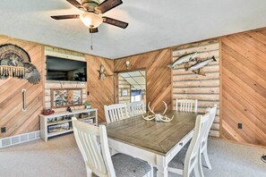 Dining Area | Dishware & Flatware Provided