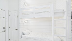 Stylish built-in bunks (sleeps 2)