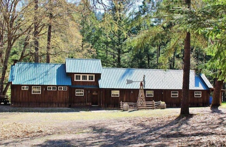The front of the Bunkhouse as you pull in.