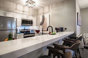 Kitchen bar, perfect for entertaining!