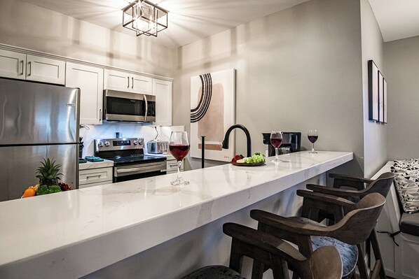 Kitchen bar, perfect for entertaining!