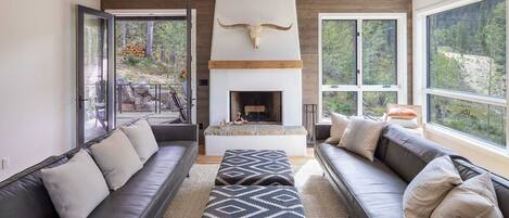 Mountain modern touches make a supremely comfortable space.