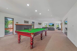 Pool table