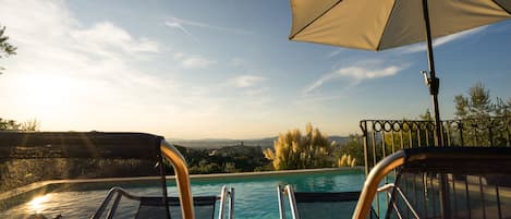 Piscina e vista sul borgo di Bettona