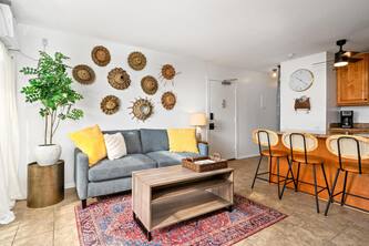 Remodeled boho island-style condo across from Banyan Surf. Pool, BBQ, and more!