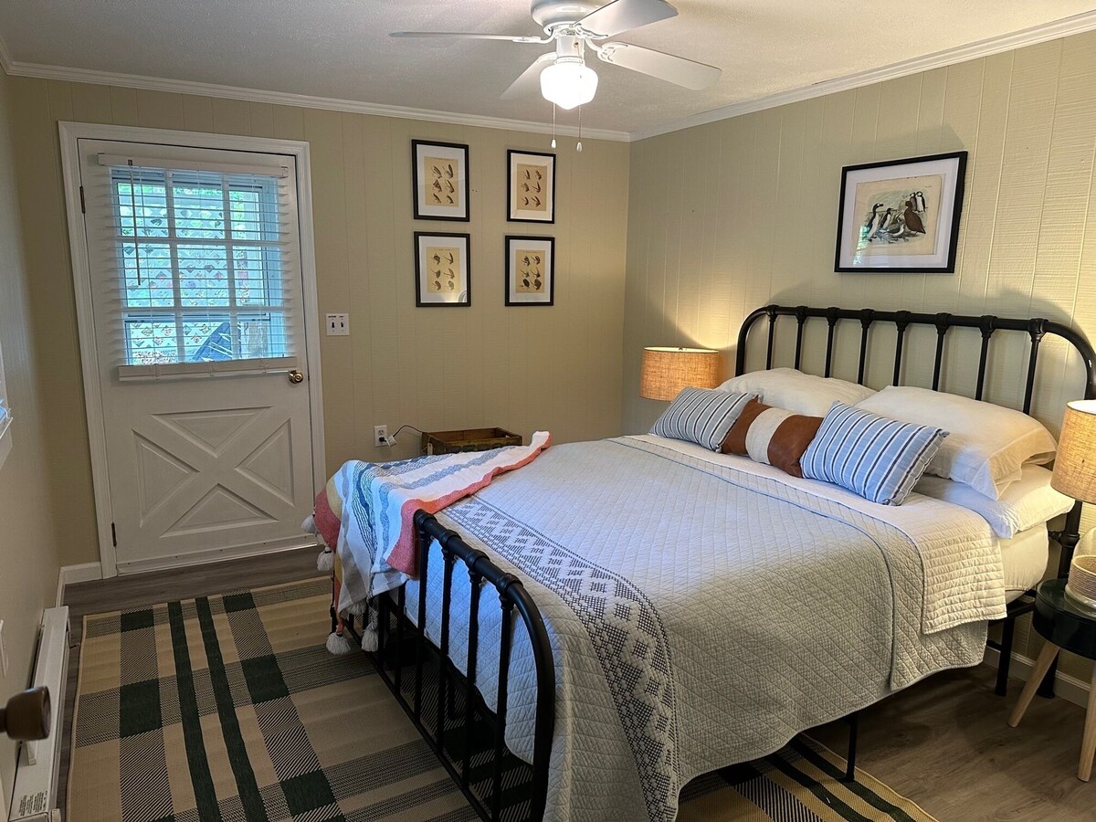 Quiet, waterfront cottage – come relax and enjoy the lake