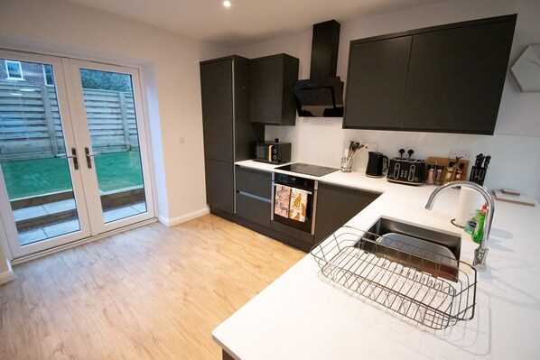 Kitchen & breakfast bar - view of the rear garden