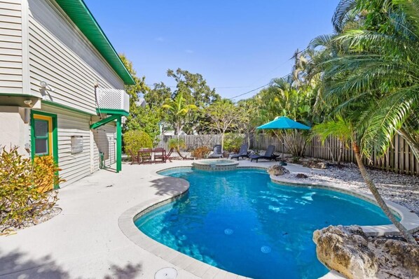 Pool, Spa and Lounge