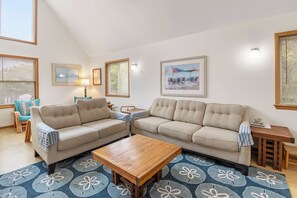 DU101: Easy Breezy | Mid Level Living Area