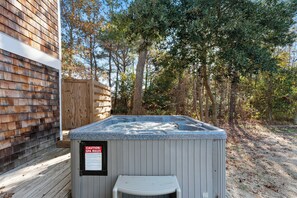 M840: Salty Sunsets | Backyard w/ Hot Tub