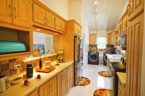 Kitchen showing wash area