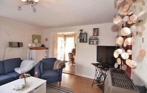 Wohnzimmer mit Fernseher und Blueray Player