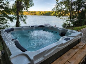 Outdoor spa tub