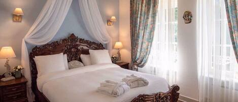 Chambre n°1: Lit King Size (180*200) coin salon, vue sur jardin.