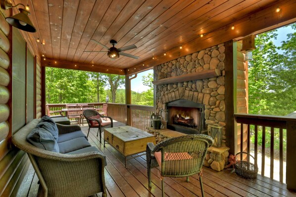 Front porch/entryway