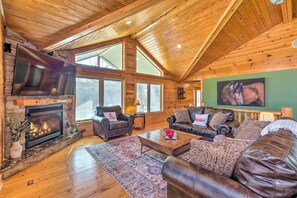 Living Room | Main Level | Smart TV | Fireplace | Sleeper Sofa