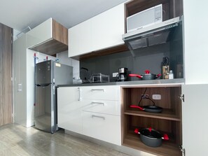 Cocina completa con utensilios / Full kitchen with utensils