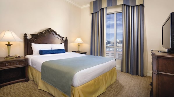 Grand Desert Master Bedroom with King Bed (Unit layout and décor may vary)