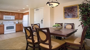 Grand Desert Dining (Unit layout and décor may vary)