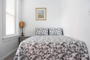 Bedroom 1 - Queen Bed