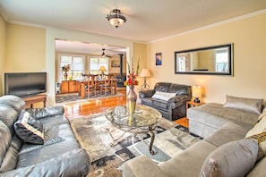 Living Room | Free WiFi | Smart TVs