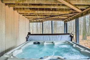 Private Hot Tub | Charcoal & Gas Grill | Free WiFi