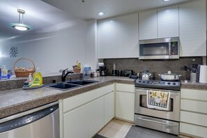 Kitchen | Keyless Entry | Free WiFi | Community Heated Pool