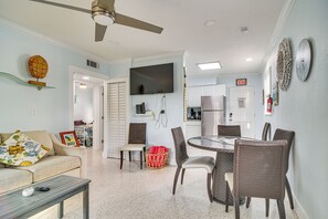 Living Room | Sleeper Sofa | Free WiFi | Smart TVs