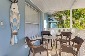 Covered Front Porch w/ Seating