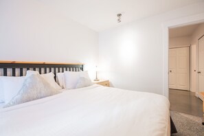 2nd bedroom: King bed