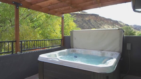 Outdoor spa tub