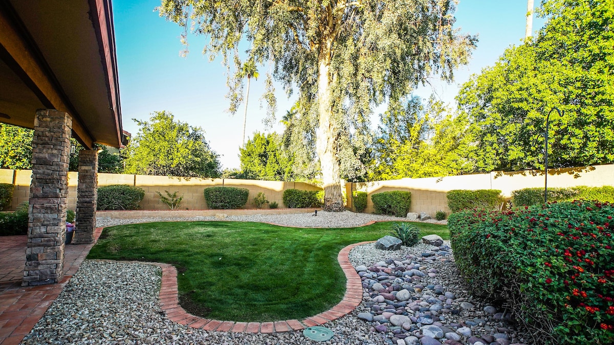 Heated Sparkling Pool Gigantic Backyard!