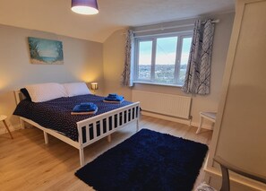 Master double en-suite with mountain views.