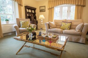 Spacious sitting room with exquisite furnishings