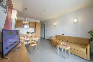 Wohnzimmer mit Küche und Esstisch Blick