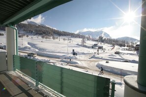 Balcony with view of the ski slopes