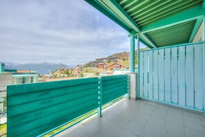 Balcon avec vue sur la montagne