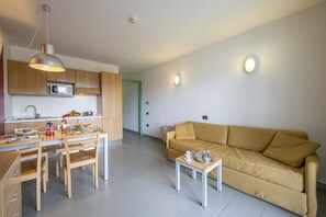 salon avec cuisine et table à manger vue