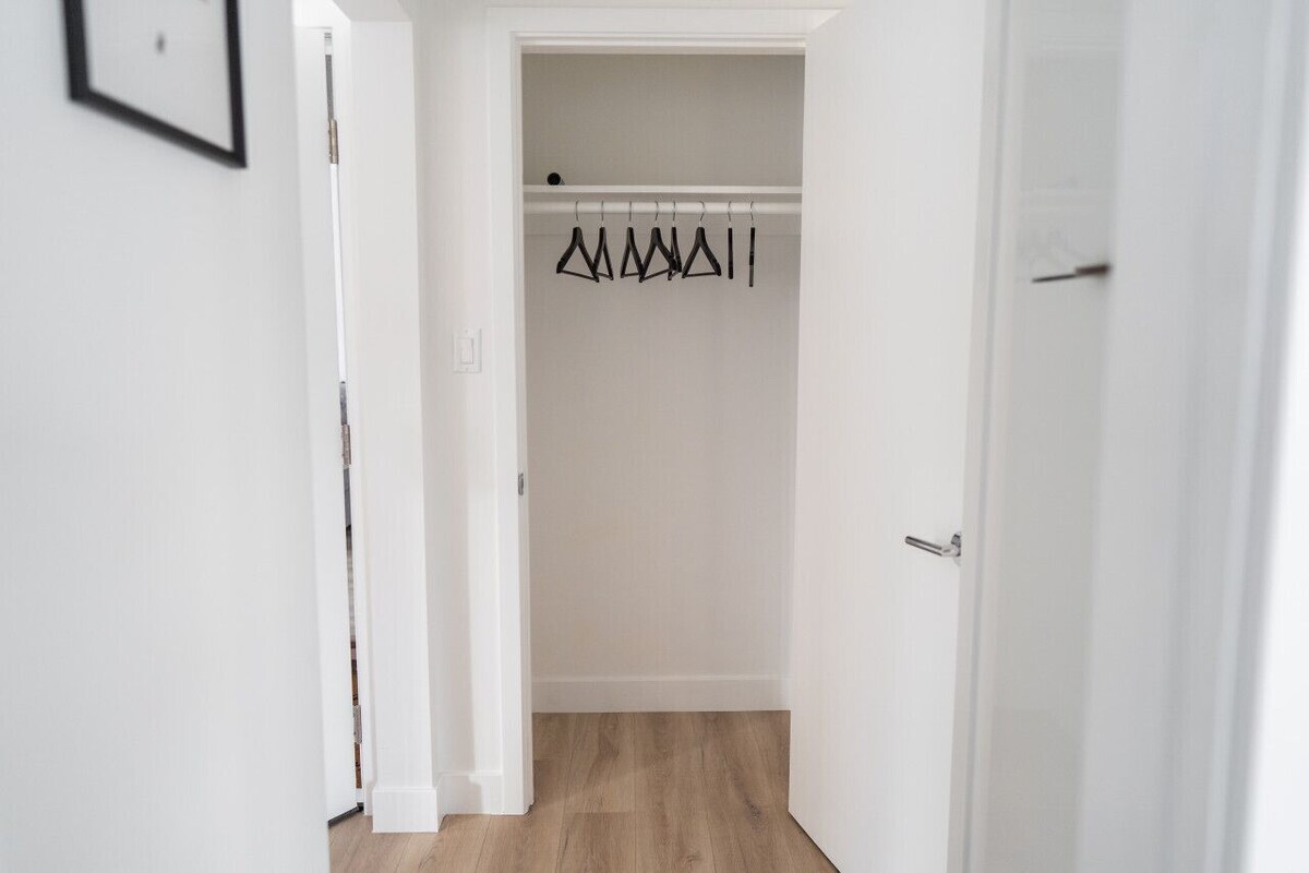 COZY URBAN RETREAT: NEWLY REMODELED 1BR NOHO APARTMENT w/ FENCED PATIO (p60)