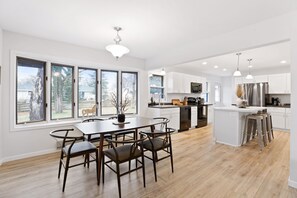 Dining room with 6 seats