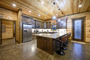 Large, well stocked kitchen!