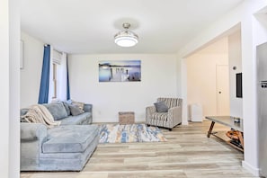 Living Room | Central A/C & Heating | Free WiFi