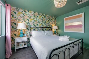 Discover the perfect blend of elegance and freshness in this bedroom adorned with green walls and whimsical floral wallpaper 🌿🌺 Let every corner of your room bloom with beauty and serenity.