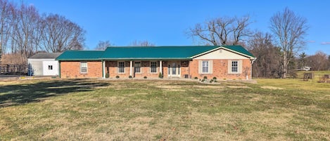 Liberty Township Vacation Rental | 3BR | 2.5BA | 2,400 Sq Ft | 1 Step Required