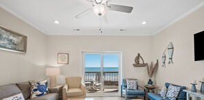 Living Space w/ Plenty of Seating