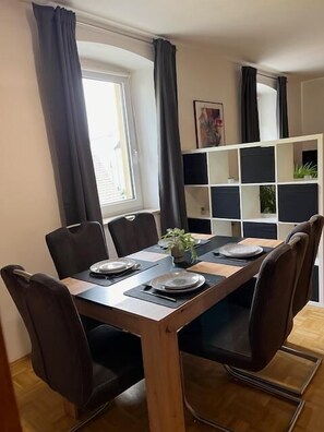Ferienwohnung Heim (80qm) in zentraler Lage mit kostenlosem Wlan-Wohnzimmer 2