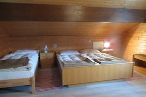 Naturnahes Ferienhaus am Südhang in direkter Lage zum Wald-Schlafzimmer