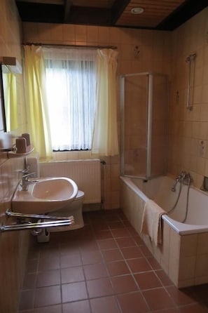 Naturnahes Ferienhaus am Südhang in direkter Lage zum Wald-Badezimmer